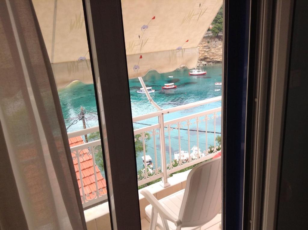 Kostas Rooms Votsi  Rom bilde